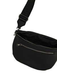 Borsa a tracolla in pelle nera con ampia tracolla regolabile, zip principale aperta che mostra l'interno in tessuto nero e tasca anteriore con zip chiusa.