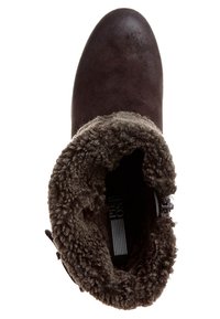 Botte d'hiver marron foncé avec doublure en polaire douce et épaisse visible depuis l'ouverture supérieure et bout arrondi, conçue pour la chaleur et le confort.