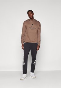 adidas Sportswear BRAND LOVE HOODIE - Felpa con cappuccio - earth strata