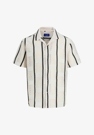 Chemise à manches courtes en tissu léger, avec un fond crème présentant des rayures verticales noires et un motif texturé. Fermeture à boutons.
