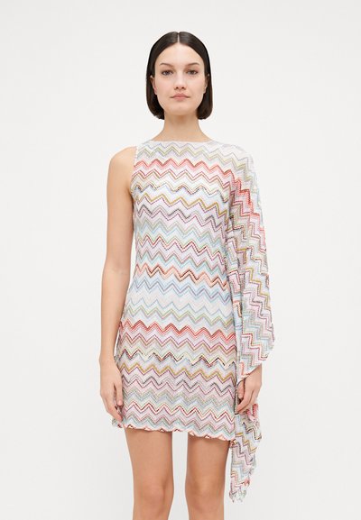 Farverig kjole med zigzag-mønster, der har en en-sleeve design, kort længde og en tekstureret strikstof med flerfarvede accenter.