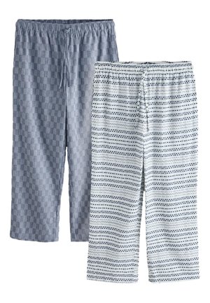 To par løstsiddende pyjamabukser med elastiske linninger; den ene i gråt ternet mønster, den anden hvid med sorte vandrette streglinjer.