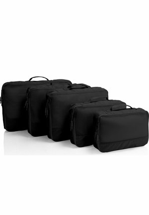 Conjunto de cinco cubos de embalaje rectangulares negros de diferentes tamaños, cada uno con cremallera y asa, dispuestos en orden descendente.