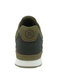 Basket en cuir vert olive et noir avec une finition lisse, dotée d'un dessus texturé, d'une semelle rembourrée et d'un détail de logo au niveau du talon.