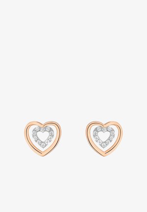 Pendientes en forma de corazón con marcos exteriores de oro rosa, un centro de piedras claras brillantes y acentos metálicos suaves.