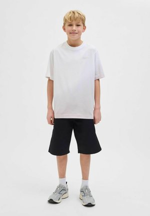 Witte katoenen T-shirt met korte mouwen, zwarte shorts, grijze sneakers en witte sokken. Eenvoudig ontwerp zonder zichtbare patronen of graphics.