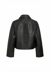 Veste en cuir noire courte avec manches longues et col plié vue de dos sur fond blanc.