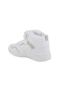 Sneaker alta bianca con finitura in pelle liscia, dotata di chiusura a strappo, sottili accenti grigi e suola in gomma strutturata.