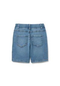 Pantalones cortos de mezclilla en azul claro, con dos bolsillos traseros de forma curva, cinturilla elástica y dobladillo cosido. Textura suave en toda la prenda.