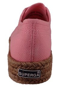 Różowe płócienne buty wsuwane z plecioną juteową podeszwą. Oferują zaokrąglony nos i detale przeszycia z tyłu, oznaczone czarnym logo Superga.