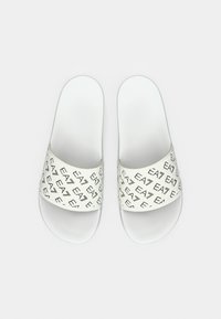 Λευκά σανδάλια με φαρδιά λουρί που διαθέτει επαναλαμβανόμενο μαύρο λογότυπο EA7, με λείο φινίρισμα και στρογγυλεμένο σχεδιασμό μύτης.