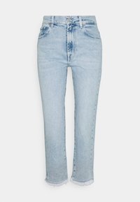 Jeans in denim blu chiaro con vita alta, gamba dritta e orlo sfilacciato. Presentano un design classico a cinque tasche e una chiusura frontale con bottone.