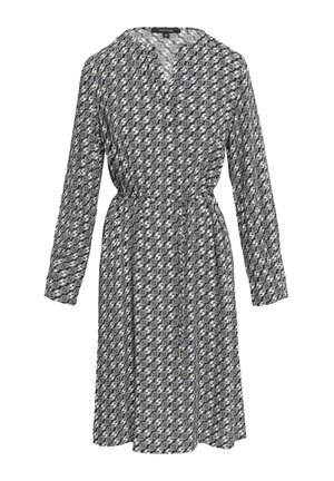 Langarm jurk in zwart en wit met een geometrisch patroon, V-hals, getailleerde taille en vloeiende stof.