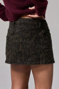 Temnozeleni denim mini krilo z vzorcem leopardjega tiskanja, z zadnjim žepom in oznako blagovne znamke.