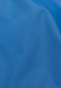 Tessuto blu con una trama liscia, caratterizzato da sottili righe orizzontali. Il materiale appare leggero e durevole.