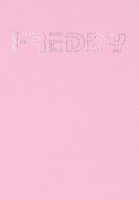 Camiseta rosa con la palabra "FREDDY" formada por cristales de estrás, situada en el centro con una tipografía prominente sobre una superficie textil lisa.