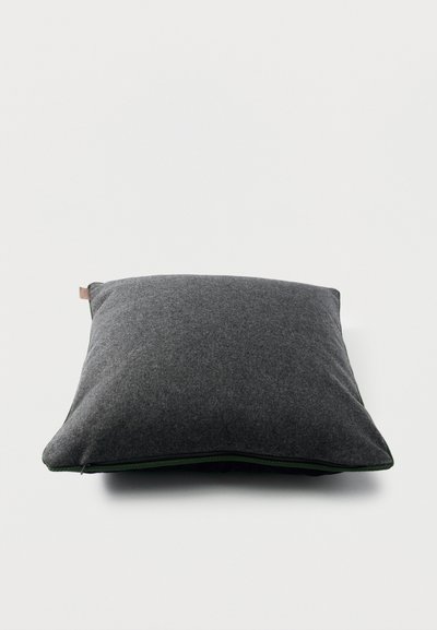 Coussin carré gris foncé avec tissu doux sur fond blanc, vu de face et légèrement de dessus.