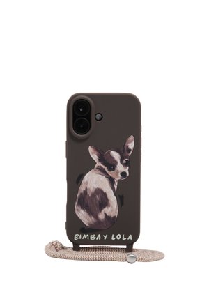 Funda de teléfono marrón oscuro con gráfico pintado de un perro pequeño, texto "BIMBA Y LOLA" y correa de muñeca trenzada beige adjunta en la parte inferior.