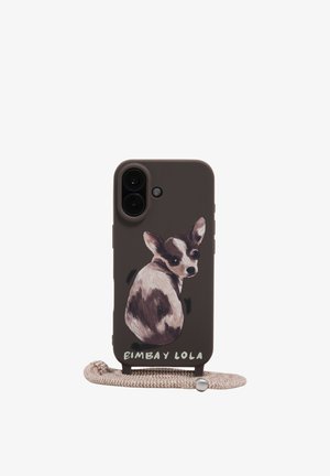 Ciemnobrązowe etui na telefon z namalowaną grafiką małego psa, napisem „BIMBA Y LOLA” oraz beżowym plecionym paskiem na nadgarstek przymocowanym u dołu.