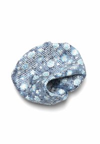 Die gestrickte blaue Stoffscrunchie zeigt ein florales Muster mit hellblauen und weißen Akzenten, hat eine weiche Textur und ein elastisches Innenleben für einen sicheren Halt.