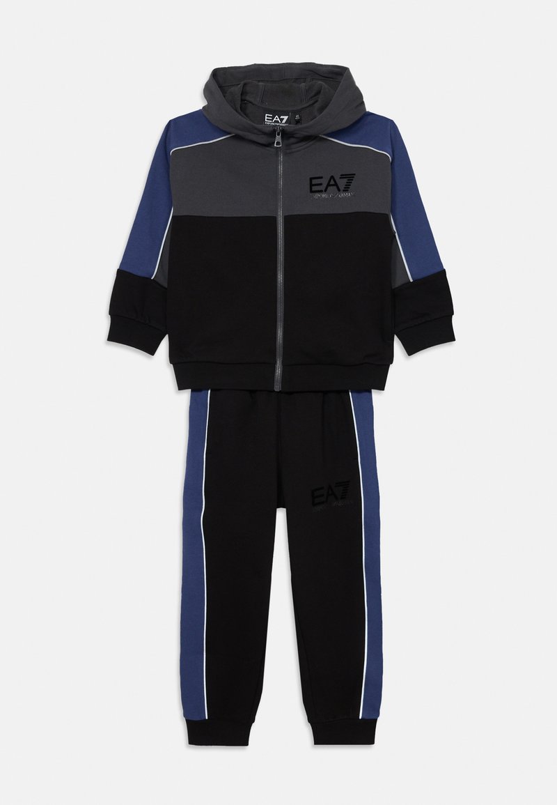 Mladistvý čierny, šedý a modrý zipsový kapucňový športový komplet s logom EA7 Emporio Armani na hrudi a nohaviciach, s bielymi lemovanými detailmi.