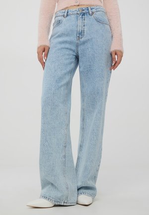 Jeans a gamba larga di colore azzurro chiaro realizzati in denim. Presentano un alto vita, tasche frontali e un leggero sbiadimento. Abbinabili a scarpe bianche con punta a punta.