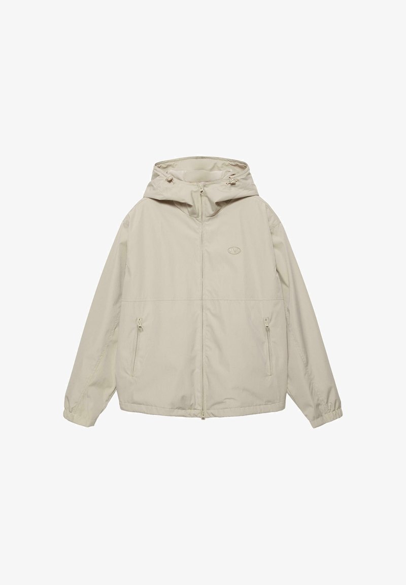 Beżowa kurtka z kapturem, zapinana na suwak z przodu, z dwoma kieszeniami na suwak, elastycznymi mankietami i małym logo na piersi.