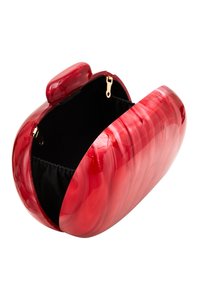 Clutch in acrilico rosso con una finitura liscia e lucida. Presenta una forma arrotondata, una chiusura a scatto e una fodera interna in tessuto nero.