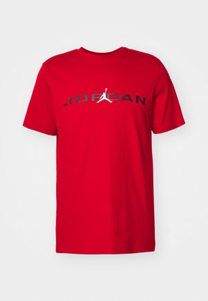 T-shirt in cotone rosso con collo rotondo e maniche corte. Presenta la scritta "JORDAN" in caratteri neri e un logo Jumpman bianco centrato sotto.
