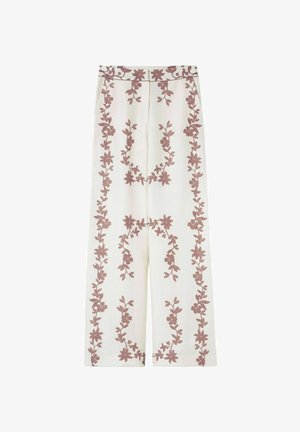 Pantalon blanc à jambes larges avec des motifs floraux mauves verticaux brodés le long des jambes et de la ceinture.