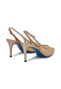 Tacchi slingback beige con tomaia tessuta e texture, punta affusolata e tacco di 10 cm, con suola blu e dettagli in oro.