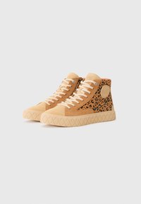 Sneaker alte in suede beige con accenti in stampa leopardata, dettaglio rotondo del logo e suola in gomma testurizzata con motivo a diamante.