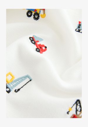 Bijela tkanina s šarenim izvezenim uzorcima vozila, uključujući plavi kamion, crveni automobil i žuti građevinski stroj.