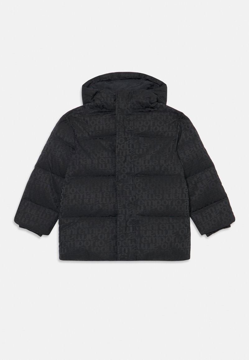 Μαύρο φούτερ μπουφάν με κουκούλα, με σχέδιο λογότυπου και φερμουάρ μπροστά, καθώς και δύο μεγάλες μπροστινές τσέπες. Κατασκευασμένο από ελαφρύ, κλιμακωτό υλικό.