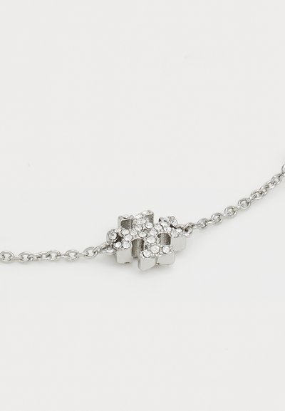 Pulsera de plata con un centro geométrico adornado con cristales claros en forma circular, unida por una delicada cadena.