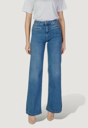 Jeans azzurri chiari a vita alta con un design a gamba larga. Presentano due tasche frontali e cuciture visibili lungo gli orli. Tessuto denim testurizzato.