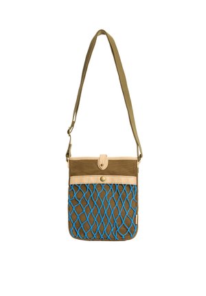 Braune Umhängetasche mit beigem Besatz, blauer Netzbesatz an der Fronttasche und verstellbarem Schulterriemen.