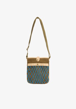 Καφέ τσάντα crossbody με μπεζ περίγραμμα, μπλε δίχτυ στην μπροστινή τσέπη και ρυθμιζόμενο ιμάντα ώμου.