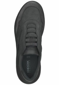 Sneaker Geox nera caratterizzata da una tomaia in pelle liscia e tessuto, punta arrotondata, chiusura con lacci, colletto imbottito e logo sulla soletta.
