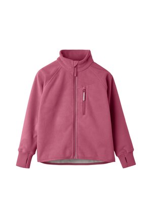 Veste polaire rose avec fermeture éclair devant, col montant, poche poitrine zippée et manches longues avec trous pour les pouces sur fond blanc.