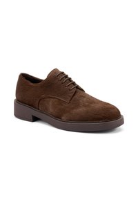 Zapatos de piel sintética marrón con cordones, punta redondeada y una suela oscura resistente. Presentan costuras sutiles en la parte superior y un acabado texturizado.