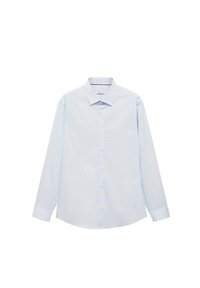 Camisa de vestir para hombre de manga larga en azul claro con botones en el frente y cuello clásico, mostrada extendida sobre un fondo blanco.