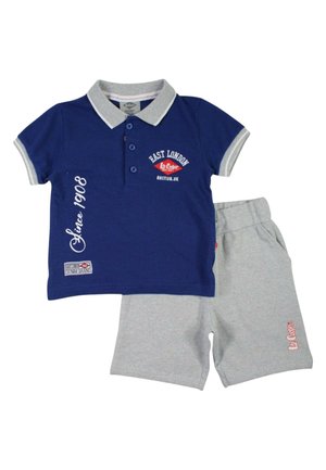 Polo bleu marine avec col et bords de manches gris, associé à un short gris clair ; les deux présentent des détails de marque "Lee Cooper".