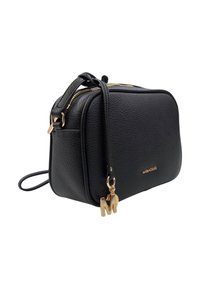 Borsa nera in pelle sintetica con hardware dorato, chiusura con zip e tracolla removibile. Presenta un charm a forma di "M" dorato e una marcatura in rilievo.