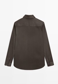 Camicia a maniche lunghe in marrone scuro con una sottile trama a righe. Presenta un collo con risvolto e polsini con bottoni. Vista posteriore solo.