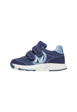 Baskets pour tout-petit bleu et blanc avec deux bandes Velcro, logo bleu clair sur le côté et semelle texturée blanche.