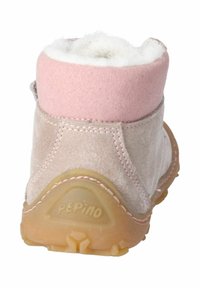 Botín de ante gris con un collar de fieltro rosa, forro blanco y una suela de goma flexible que presenta el logo "PEPINO" grabado en el talón.