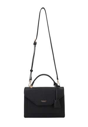 Borsa a tracolla in pelle nera con un design strutturato, tracolla rimovibile, chiusura a pattina e hardware in tono oro. Dettaglio della superficie testurizzata.