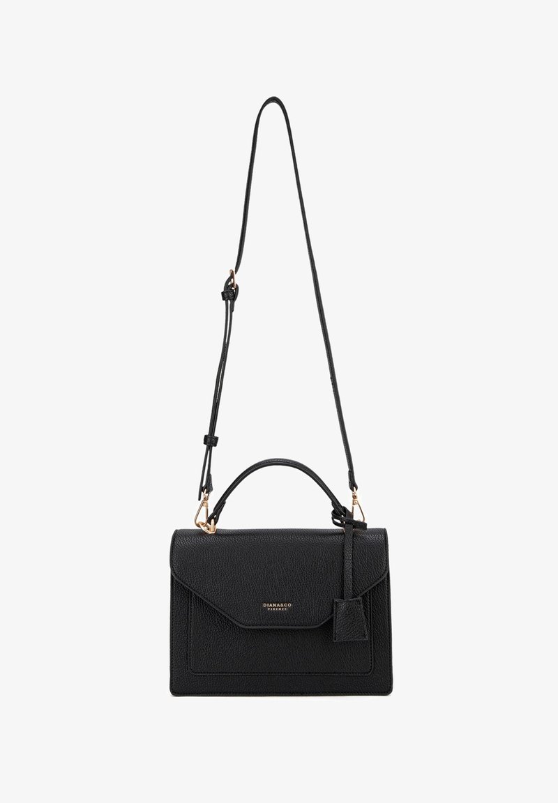 Borsa a tracolla in pelle nera con un design strutturato, tracolla rimovibile, chiusura a pattina e hardware in tono oro. Dettaglio della superficie testurizzata.