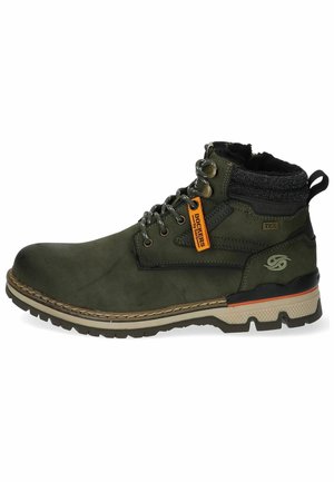Grüner Wildleder-Ankle-Boot mit Fellfutter, metallenen Ösen und orangefarbener Tag. Verfügt über einen gepolsterten Kragen und eine robuste Gummisohle.